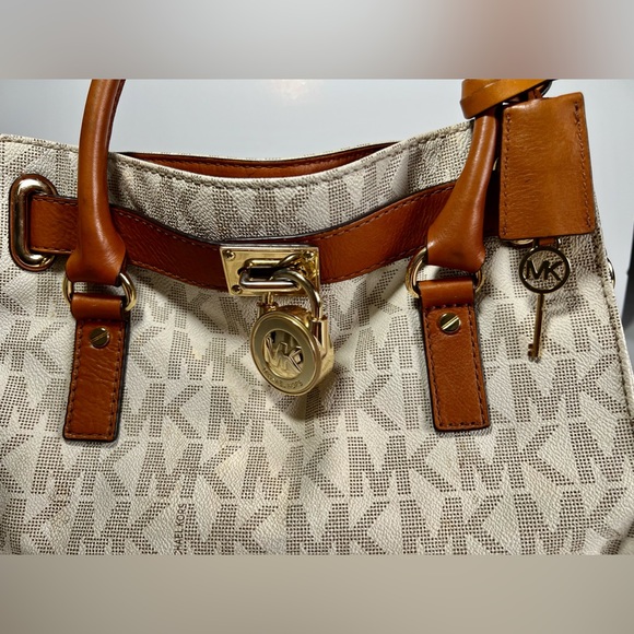 Michael Kors | Lock and Key Good Condition Purse - Picture 14 of 15